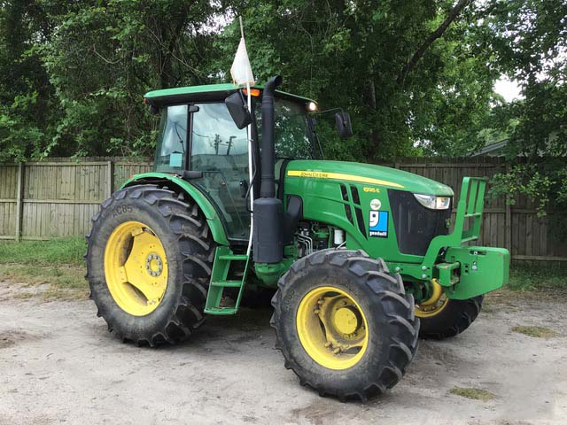 2017 John Deere 6135E